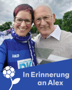 Selfie von Alex und Carmen, die ein blaues Turbinetrikot mit Schal trägt, im Karli. Darunter steht mit weißer Schrift „In Erinnerung an Alex", daneben Logo von „Trauer und Fußball" mit der Fußballblume.