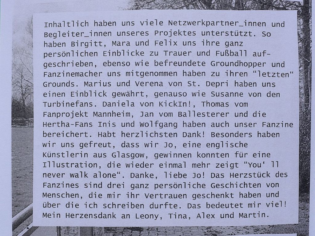 Ein Ausschnitt des Vorworts des Fanzines mit Danksagungen. Schwarzer Text auf weißem Grund. Im Hintergrund in schwarz-weiß ein Bolzplatz.