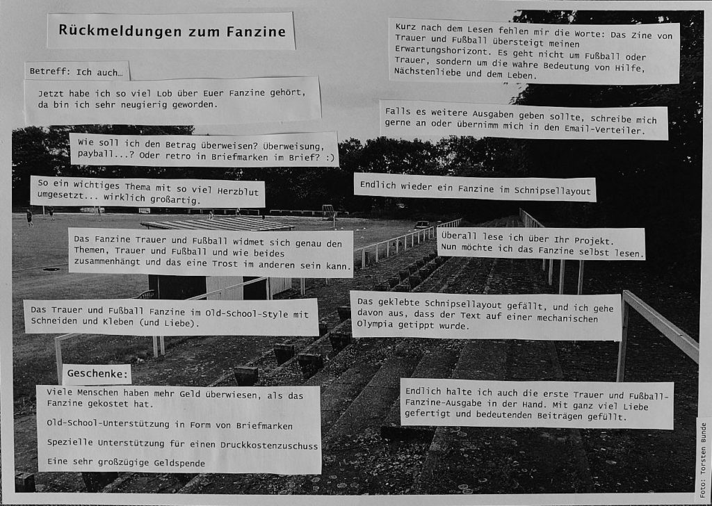 Links oben steht aufgeklebt auf einem Papierschnipsel "Rückmeldungen zum Fanzine". Daneben sind viele weitere Rückmeldungen aufgeklebt. Alle in schwarzem Text auf weißem Papier. Im Hintergrund ist in schwarz-weiß die Stehtribüne und der Rasen eines Sportplatzes zu sehen.