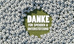 Viele Fußbälle, in der Mitte ein Rasenloch, in dem steht "Danke für Spenden und Unterstützung".