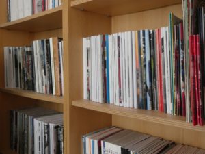 Eine Regalwand mit Fanzines.