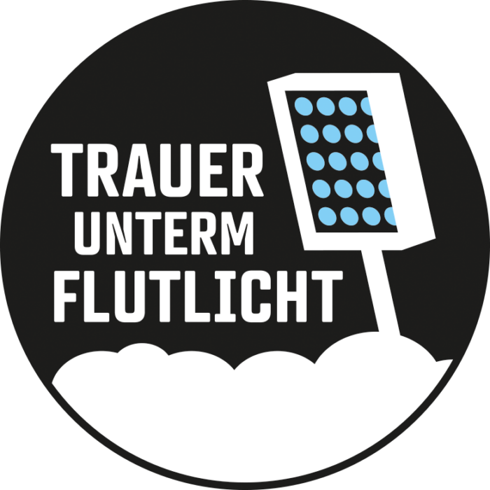 Rundes Logo von Trauer unterm Flutlicht zeigt einen weißen Schriftzug mit "Trauer unterm Flutlicht". Daneben ist ein Flutlicht mit blauen Lampem, das auf Wolken steht.