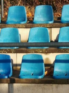 Drei Reihen Sitzschalen mit hellblauen Sitzen