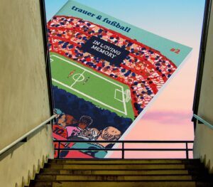 Emporlaufende Treppe im Stadion. Himmel teilweise vom Titelbild des Fanzines verdeckt. Das Titelbild des Fanzines ist eine Illustration: ein volles Stadion. Auf dem schwarzen Big Screen steht in weißer Schrift "In loving memory". auf dem Rasen halten beide Mannschaften am Mittelkreis eine Gedenkminute ab. Von hinten sieht man diverse Fans auf Sitzen.