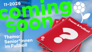 Ankündigungsgrafik vor einem unscharfen Stadion-Hintergrund. Oben in großen grünen Lettern „coming soon". In der Bildmitte ein Stapel roter Hefte mit dem Titel „Trauer & Fußball" und einem großen weißen Fragezeichen auf dem Cover. Unten links in Weiß „11-2026" und in Grün „Thema: Senior*innen im Fußball". Unten rechts das Logo von Trauer und Fußball in weiß mit der Fußballblume.
