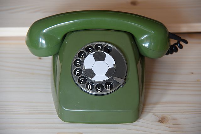 (c) 2018 Martin Widdra, alle Rechte vorbehalten / all rights reserved Trauer, Fussball, Telefon