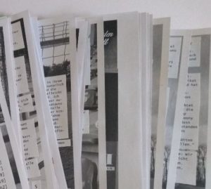 Viele Seiten des Fanzines liegen unsauber aufgefächert nebeneinander. 