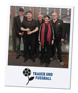 Gruppenfoto von Trauer und Fußball in Polaroidformat