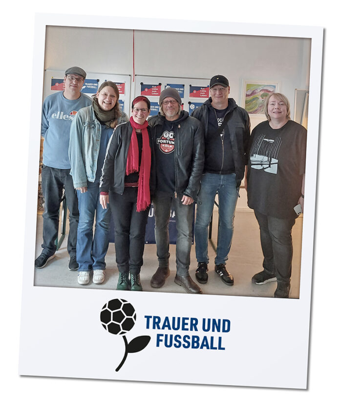 Gruppenfoto von Trauer und Fußball in Polaroidformat