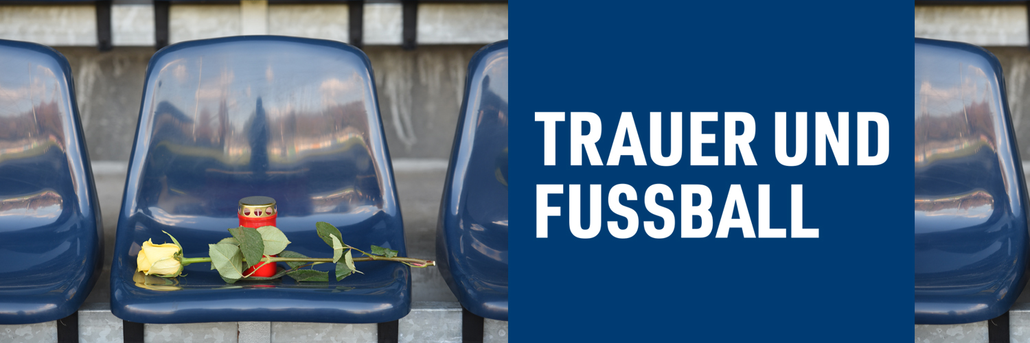Auf einem blauen Stadionsitz liegt eine gelbe Rose und ein rotes Grablicht steht auf dem Sitz. Daneben steht in einem blauen Balken mit weißer Schrift "Trauer und Fußball".